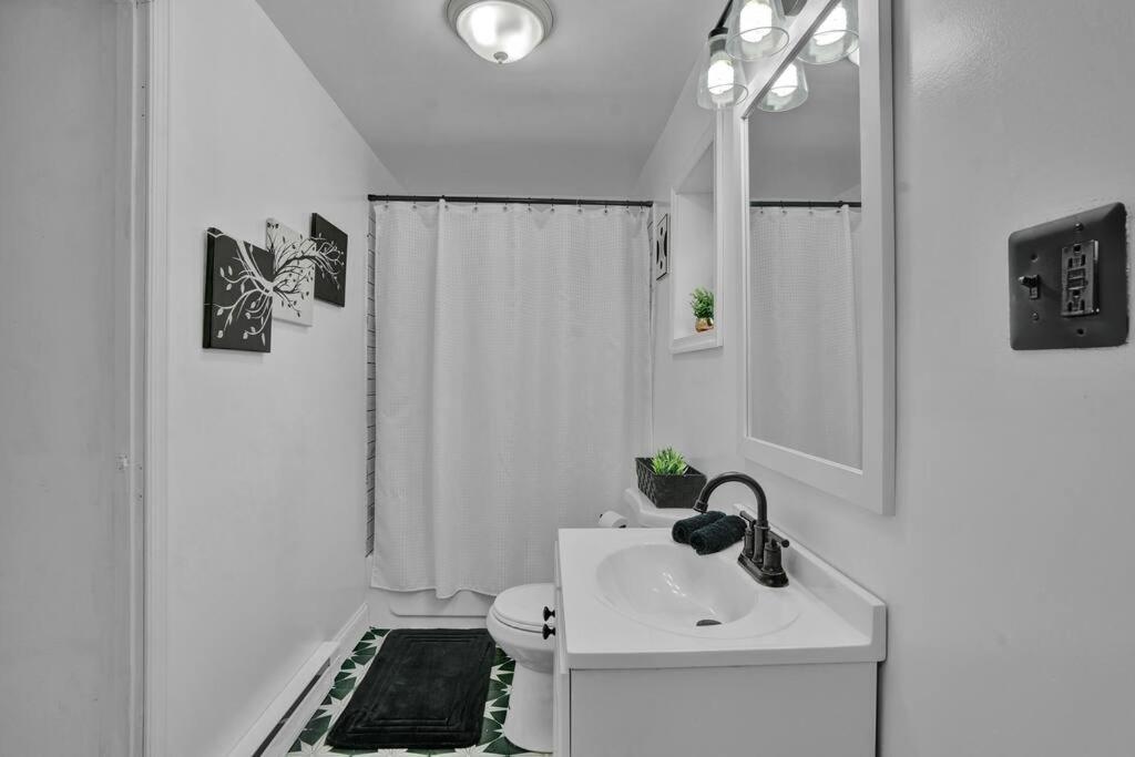 Apartment Around The Corner To Ppl Center! With Secured Parking 1st Floor Unit *