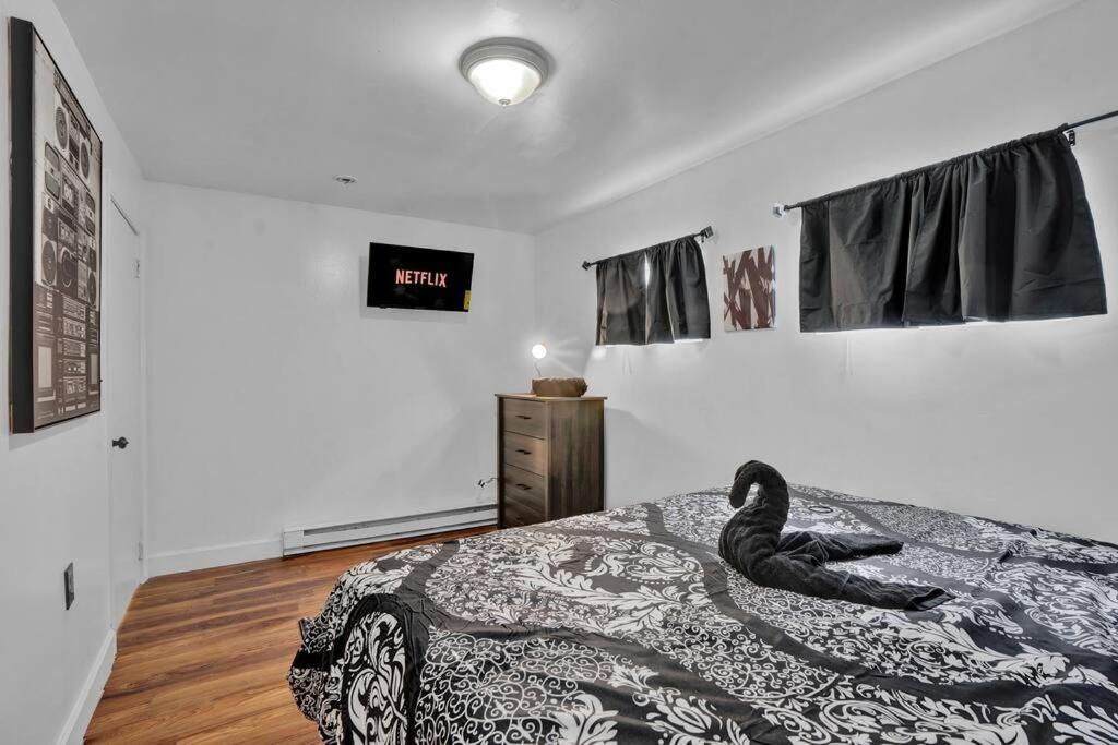 Apartment Around The Corner To Ppl Center! With Secured Parking 1st Floor Unit